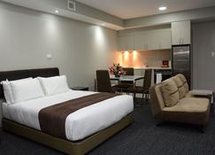 Ratsun Nadi Airport Apartment Hotel - Nadi - Bedroom