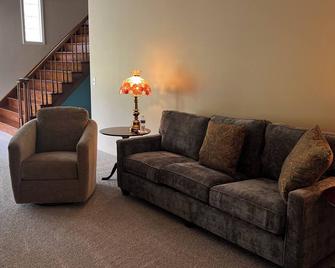 Amish Country!\nPrivate Country Home on a private drive - Dover - Вітальня