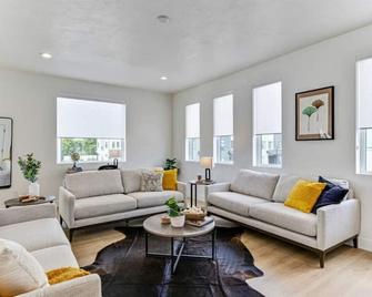 Lemon Breeze - American Fork - Living room