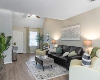 Tranquil Newly Furnished Oasis - Liberty - Living room