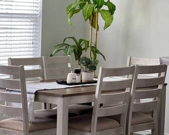 Cheerful 3 Bedroom Vacation Home - McKinney - Dining room