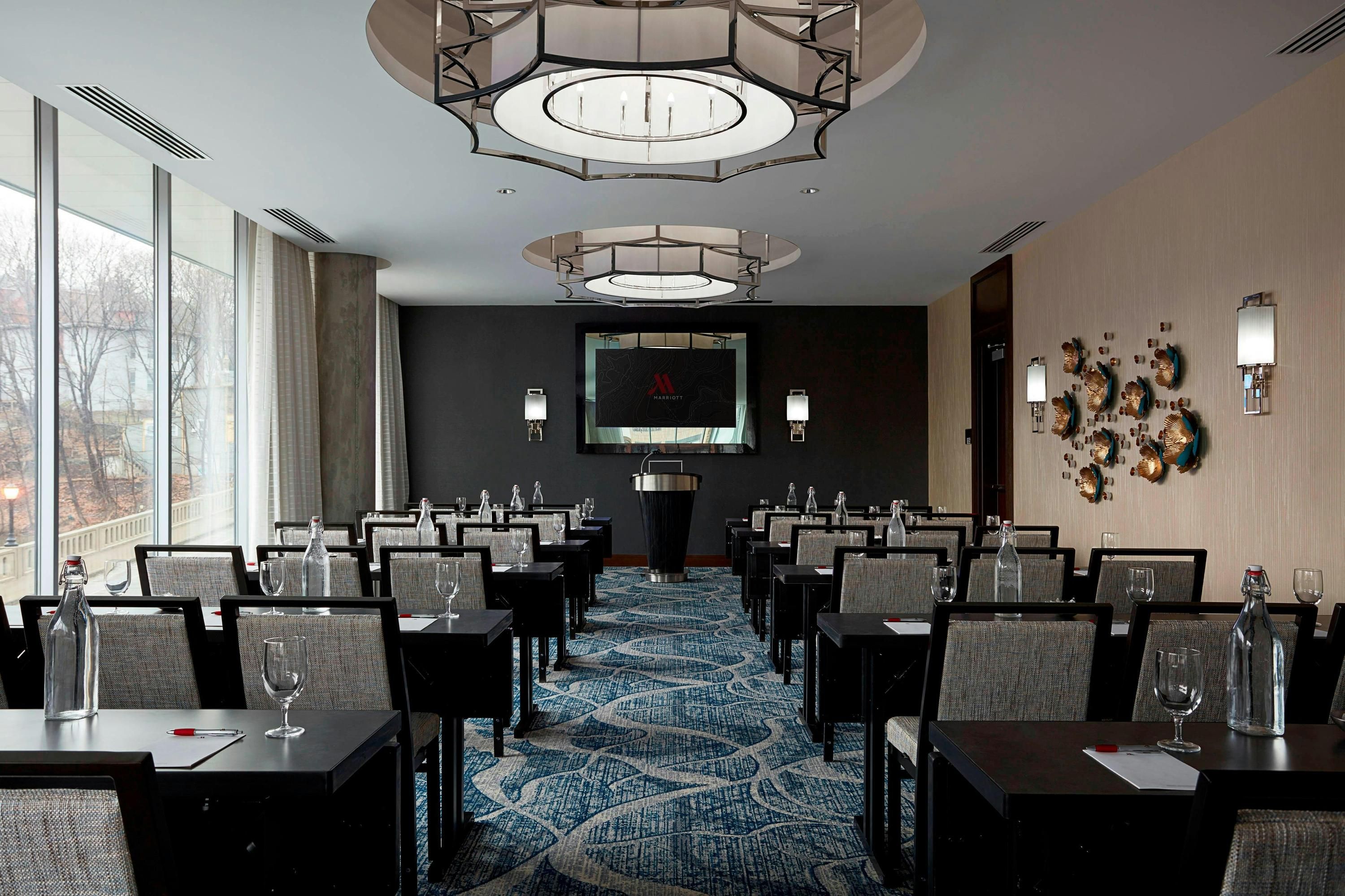 إيثاكا ماريوت داونتاون أون ذي كامنز - إيثاكا - مطعم