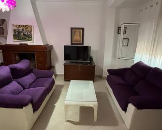 Ana's house. Villa in Mazagon beach with private pool. - Moguer - Living room