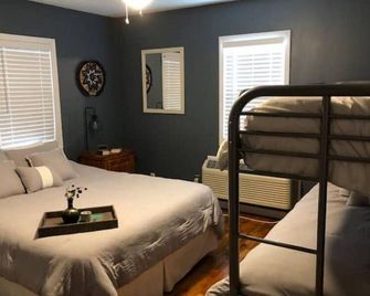 The Nest a Cozy Cabin at Table Rock Lake - two blocks to water, large deck - Eagle Rock - Bedroom