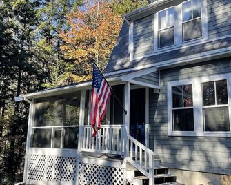 Charming Cottage just a short walk to Pemaquid Beach! - New Harbor - Building