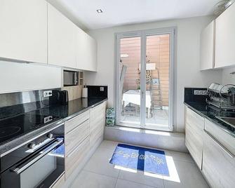 Stylish 3-Bedroom Apartment with 2 Balconies & 4 Bathrooms, Comfortably Sleeps 6 - Cannes - Dapur