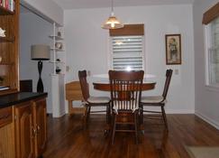 Texas City Home - Work or Play Near Galveston Bay - Texas City - Dining room