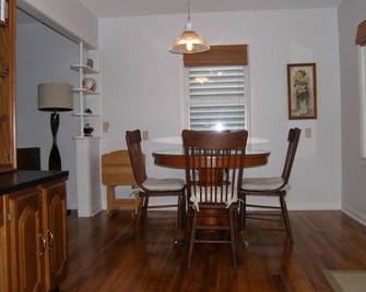 Texas City Home - Work or Play Near Galveston Bay - Texas City - Dining room