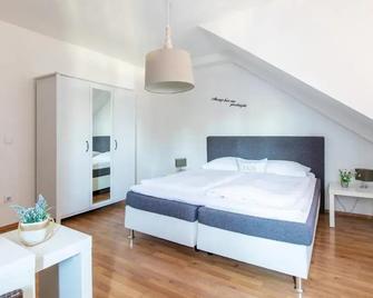 Hotel Garni Zum Dorfbrunnen - Bornheim - Chambre
