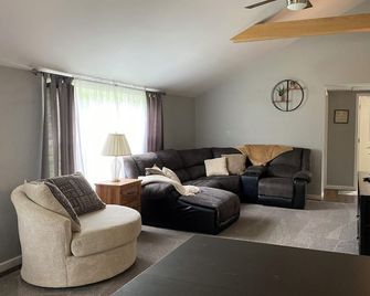 Family & pet friendly home with yard - 5 minutes from Chautauqua Lake! - Jamestown - Salon