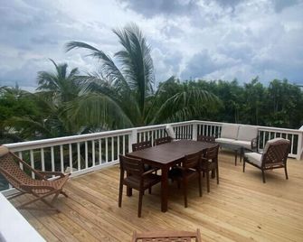 Salty Dolphin House - Guana Cay, In the Settlement - Great Guana Cay - Balcón