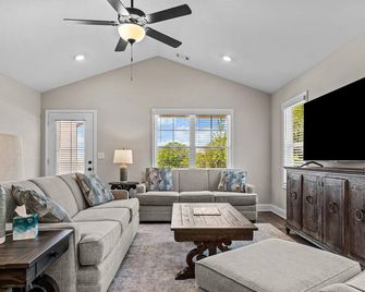 The 54th Cottage Close to Commerce Shopping - Commerce - Living room