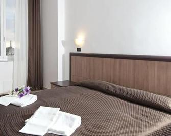 Hotel Chopin - Genoa - Bedroom