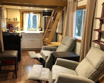 The Hideaway Tiny House in the Woods - Ashford - Living room