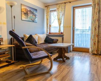 50qm-große Ferienwohnung im 3. Stock mit Balkon - Weißenstadt - Wohnzimmer