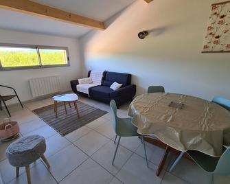 Le Séchoir des acacias, 85m2 'Les Chênes Verts' gîte with heated pool. - Saint-Léon-sur-Vézère - Comedor