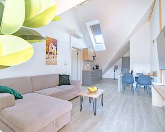 Lakeside Living: Modern Apartment Just 400m from Lake Bled - Bled - Wohnzimmer