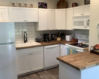 Serene & Cozy Cabin in Middle Tennessee - Wrap Around Deck - Pet Friendly - Centerville - Cocina