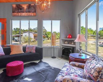 Charming Cottage Retreat with Cozy Patio and Nature Views - Delightful Escape - Wimberley - Sala de estar