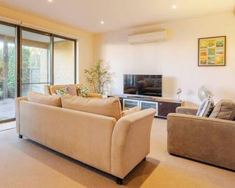 Two Story, Torquay Holiday Home with Large Balcony - Torquay - Pokój dzienny