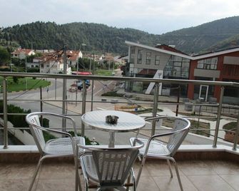 Kyknos De Luxe Suites & Rooms - Chlói - Balkon