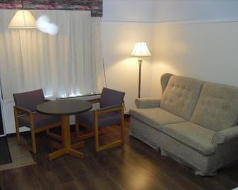 Auberge La Diligence - Dolbeau-Mistassini - Living room