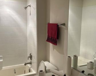 Charming 1-bedroom house with AC, WiFi in wonderful Upper Marlboro - Upper Marlboro - Baño