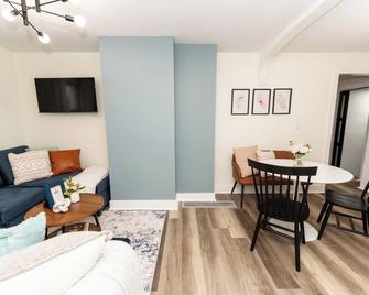 Newly Remodeled Gem in the Heart of Town! - Mount Pleasant - Huiskamer