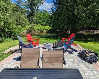 Log Cabin home on the Sturgeon River in Indian River - Indian River - Patio