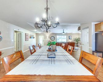 2 Mi to Downtown Work and Play at El Dorado Getaway - El Dorado - Eetruimte