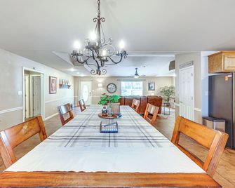 Spacious Comfort | Private Deck | Near Downtown - Ель Дорадо - Їдальня