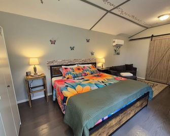 Home for the holidays! Cozy new cottage in fantastic St. Cloud with WiFi, AC - St. Cloud - Bedroom