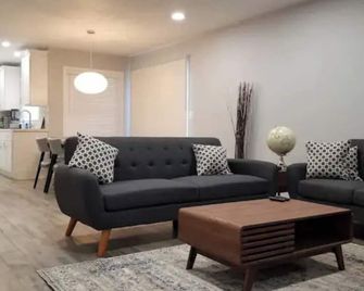 Book it and Love it! HGTV Looking Home - Merced - Sala de estar