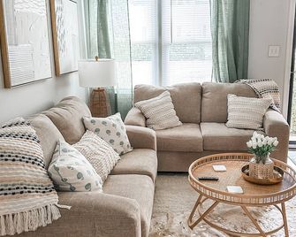 Lulu's Oasis- Itb Five Points Cottage! Family And Pet Friendly - Raleigh - Huiskamer