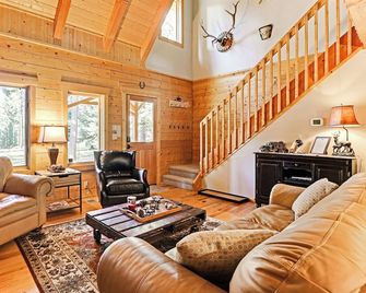 Cle Elum Mountain Cabin w/ Hot Tub & Hiking! - Cle Elum - Huiskamer