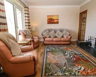 BRON ABER, pet friendly, with open fire in Arthog - Arthog - Living room
