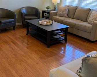Convenient and Local VRBO Escape with 4 bedrooms - 2 baths Awaits Your Getaway - Scottsville