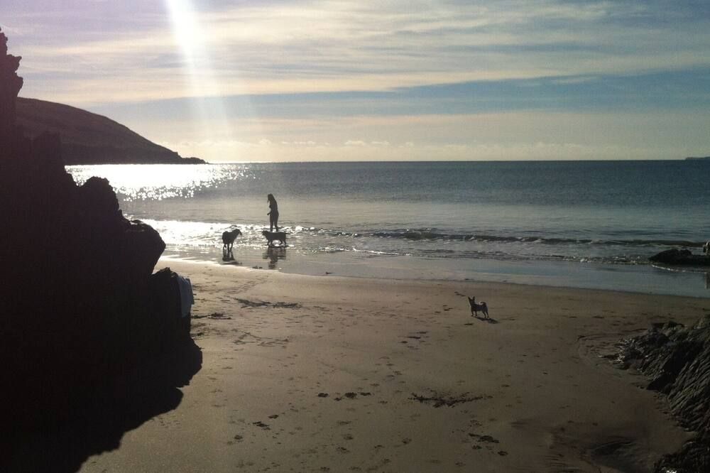 Sweet Coach House is located next to a stunning beach on the Wild Atlantic Way - Courtmacsherry - Strand