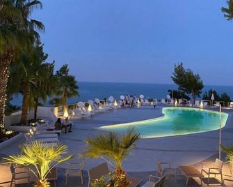 Apulia Hotel Baia dei Faraglioni Resort - Mattinata - Piscina