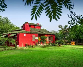Organic Farm with kitchen, AC rooms, Pet-friendly 7 Kms from the city - Jhansi - Bâtiment