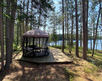 Remote, off-grid island cabin in The Forks. - The Forks - Patio