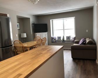 Deluxe Suite - full kitchen, fireplace, semi-private hot tub, BBQ, pet friendly - Vernon - Dining room