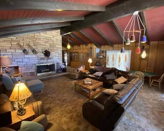 Beautiful 2 Story Cabin Short Hop Away from Mountain High Ski - Wrightwood - Lounge