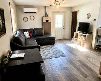 Secluded Rustic Cabin with Hot Tub Near Pere Marquette River in Big Rapids, Michigan - Big Rapids - Living room