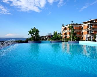 Four Points by Sheraton Catania Hotel and Conference Center - Katanya - Havuz