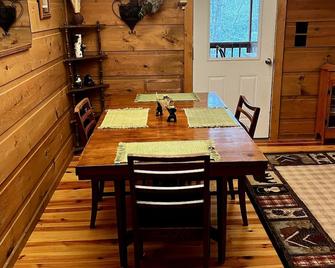 BearPaw Cabin- Charming and cozy cabin in the woods- WiFi-Pet Friendly-Secluded - Dillard - Dining room