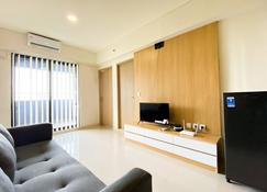 Best Deal and Restful 3Br Meikarta Apartment - Bekasi - Living room