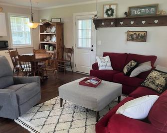 Cozy little guest house on Turkey Creek Farm! - Williamston