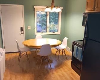 Charming 2-bedroom condo with WiFi, AC in quaint Sheboygan - Sheboygan - Dining room
