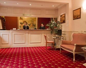 Sorrento Hotel & Restaurant - Cambridge - Front desk